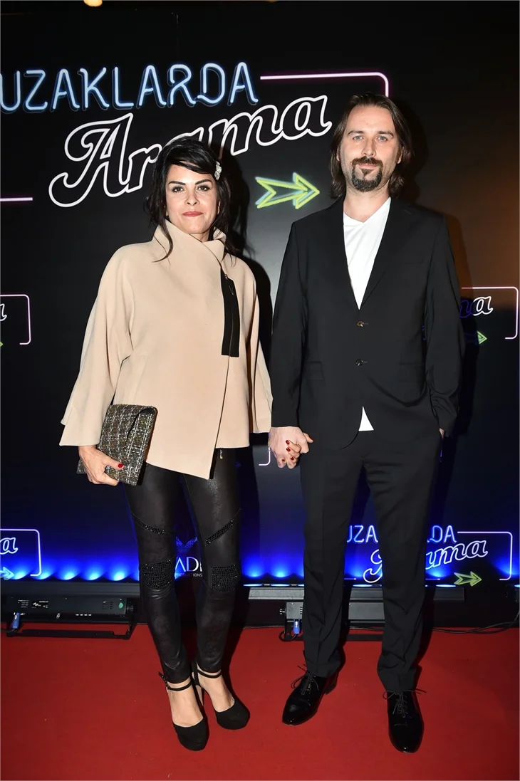 Türkan Şoray imzalı "Uzaklarda Arama" filminin galasında ünlüler geçidi