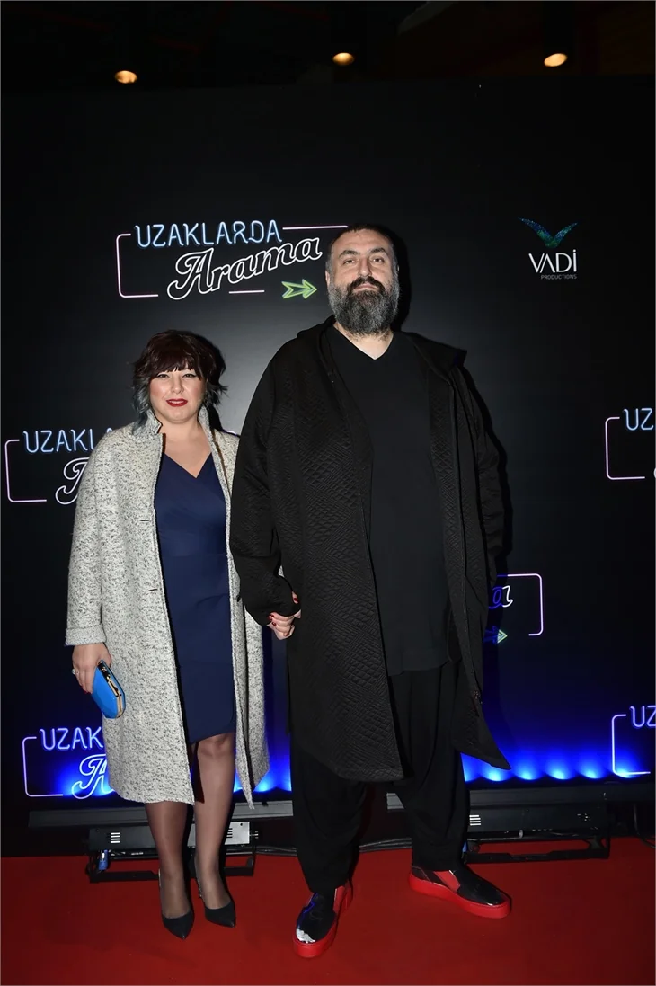 Türkan Şoray imzalı "Uzaklarda Arama" filminin galasında ünlüler geçidi