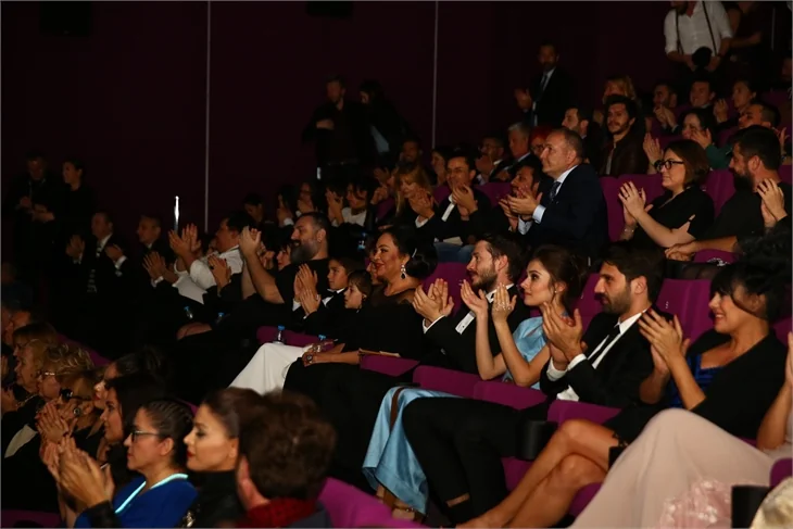 Türkan Şoray imzalı "Uzaklarda Arama" filminin galasında ünlüler geçidi