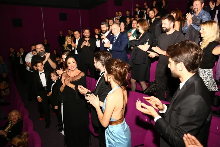 Türkan Şoray imzalı "Uzaklarda Arama" filminin galasında ünlüler geçidi