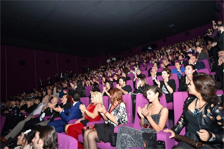 Türkan Şoray imzalı "Uzaklarda Arama" filminin galasında ünlüler geçidi