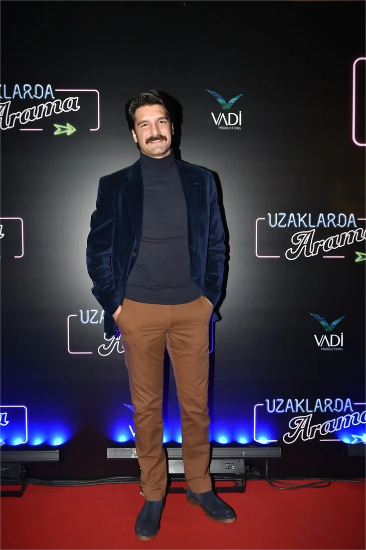 Türkan Şoray imzalı "Uzaklarda Arama" filminin galasında ünlüler geçidi