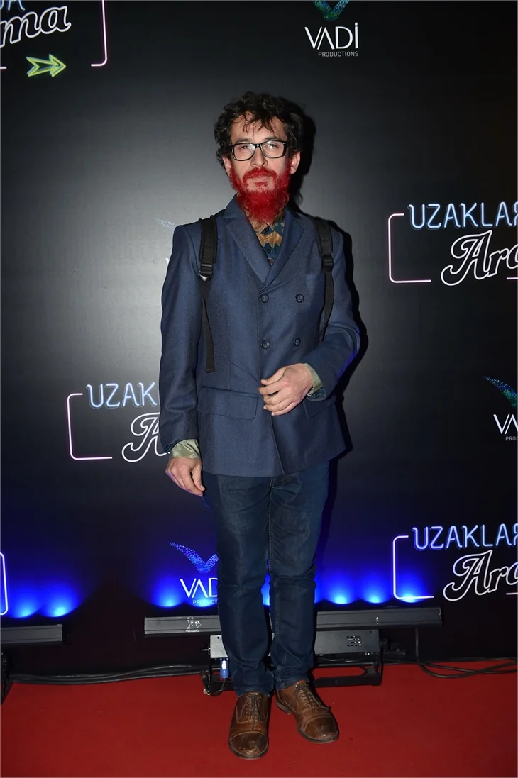 Türkan Şoray imzalı "Uzaklarda Arama" filminin galasında ünlüler geçidi