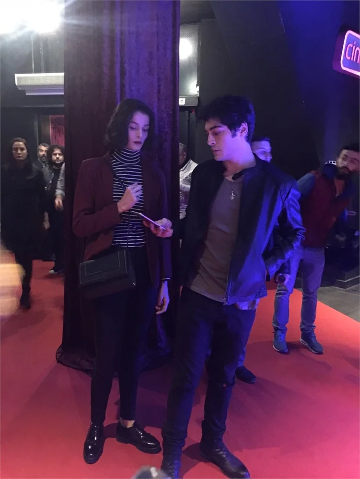 Türkan Şoray imzalı "Uzaklarda Arama" filminin galasında ünlüler geçidi