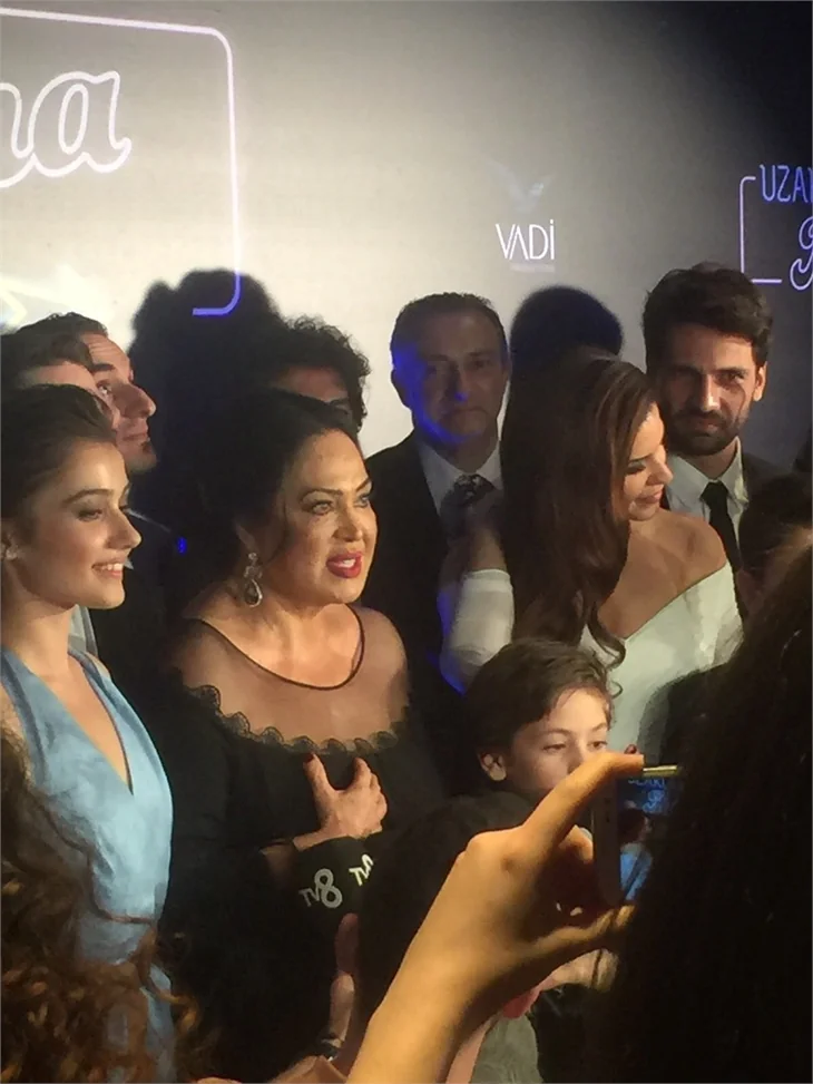 Türkan Şoray imzalı "Uzaklarda Arama" filminin galasında ünlüler geçidi