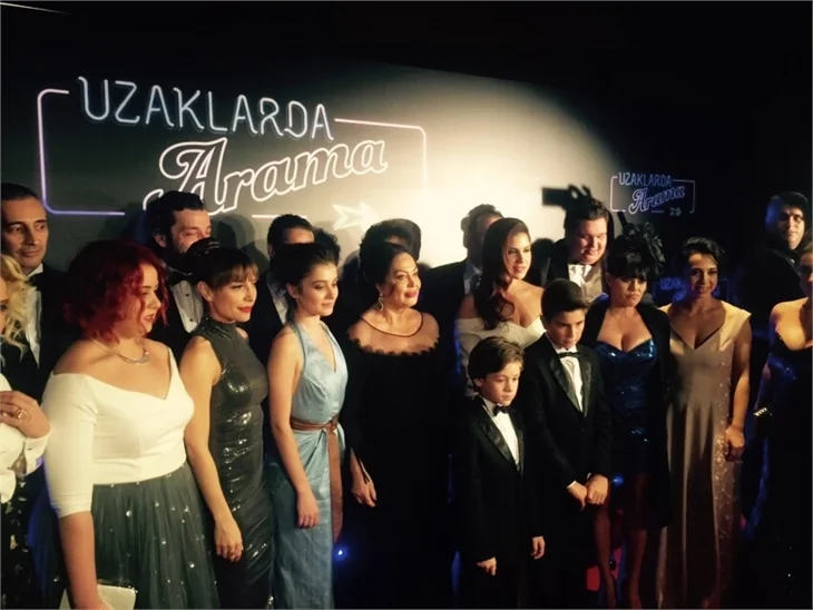Türkan Şoray imzalı "Uzaklarda Arama" filminin galasında ünlüler geçidi