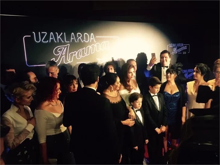 Türkan Şoray imzalı "Uzaklarda Arama" filminin galasında ünlüler geçidi