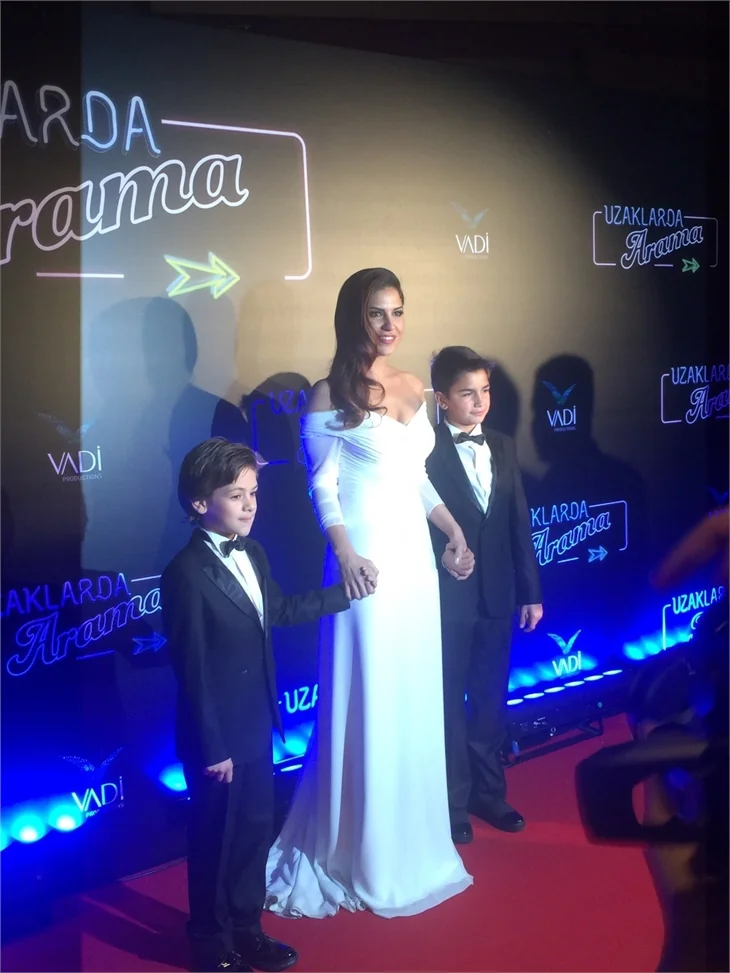 Türkan Şoray imzalı "Uzaklarda Arama" filminin galasında ünlüler geçidi