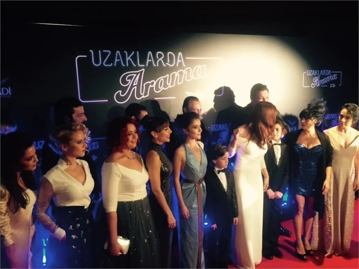 Türkan Şoray imzalı "Uzaklarda Arama" filminin galasında ünlüler geçidi