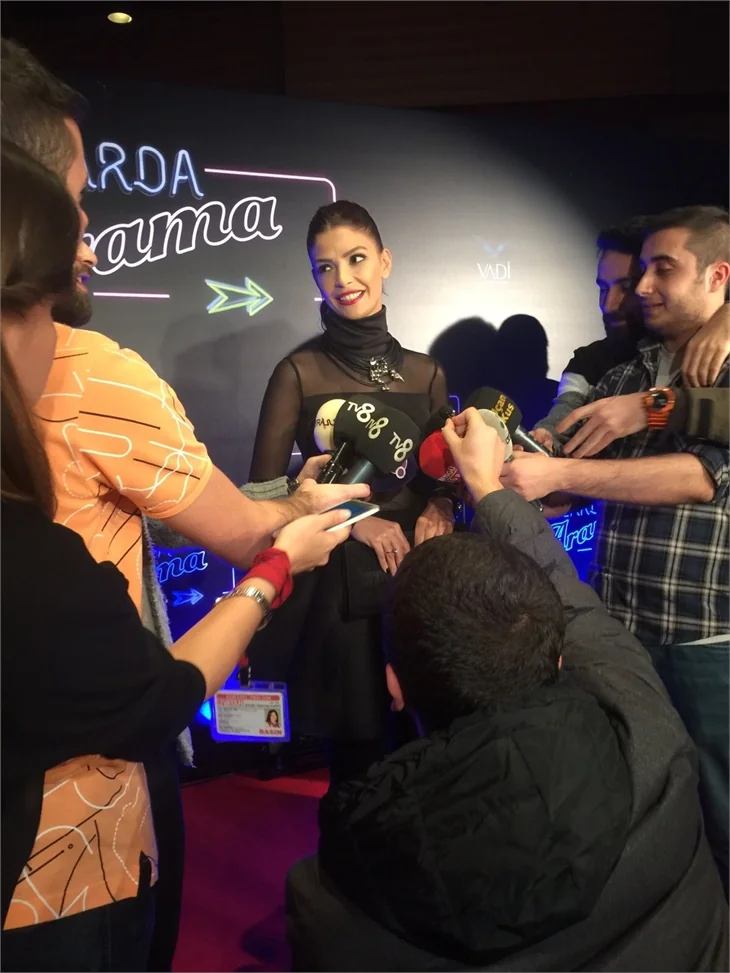 Türkan Şoray imzalı "Uzaklarda Arama" filminin galasında ünlüler geçidi