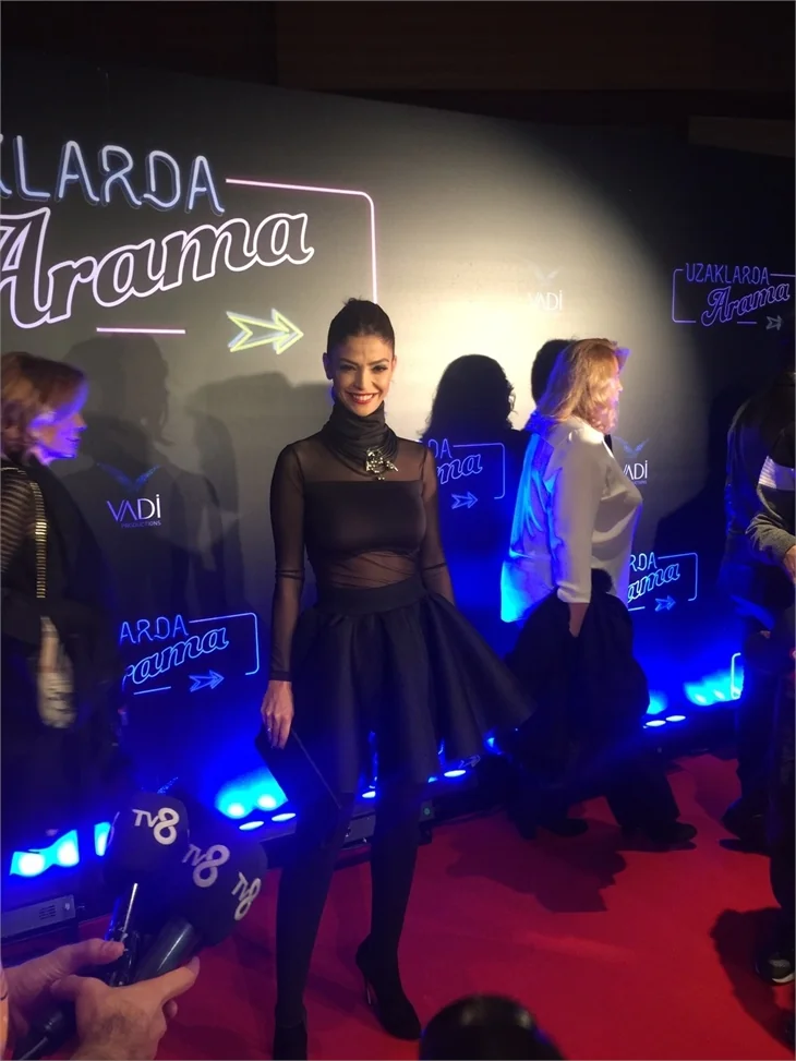 Türkan Şoray imzalı "Uzaklarda Arama" filminin galasında ünlüler geçidi