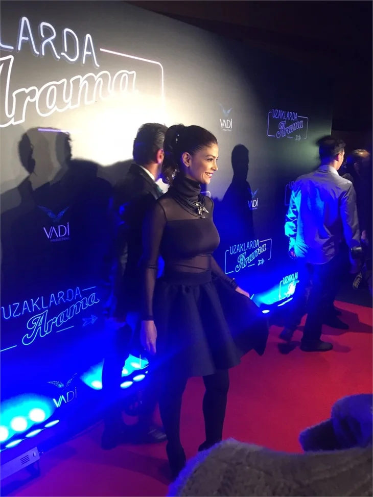 Türkan Şoray imzalı "Uzaklarda Arama" filminin galasında ünlüler geçidi