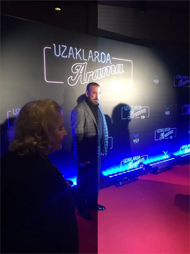 Türkan Şoray imzalı "Uzaklarda Arama" filminin galasında ünlüler geçidi