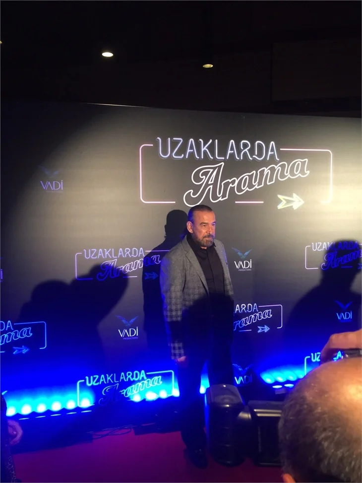 Türkan Şoray imzalı "Uzaklarda Arama" filminin galasında ünlüler geçidi