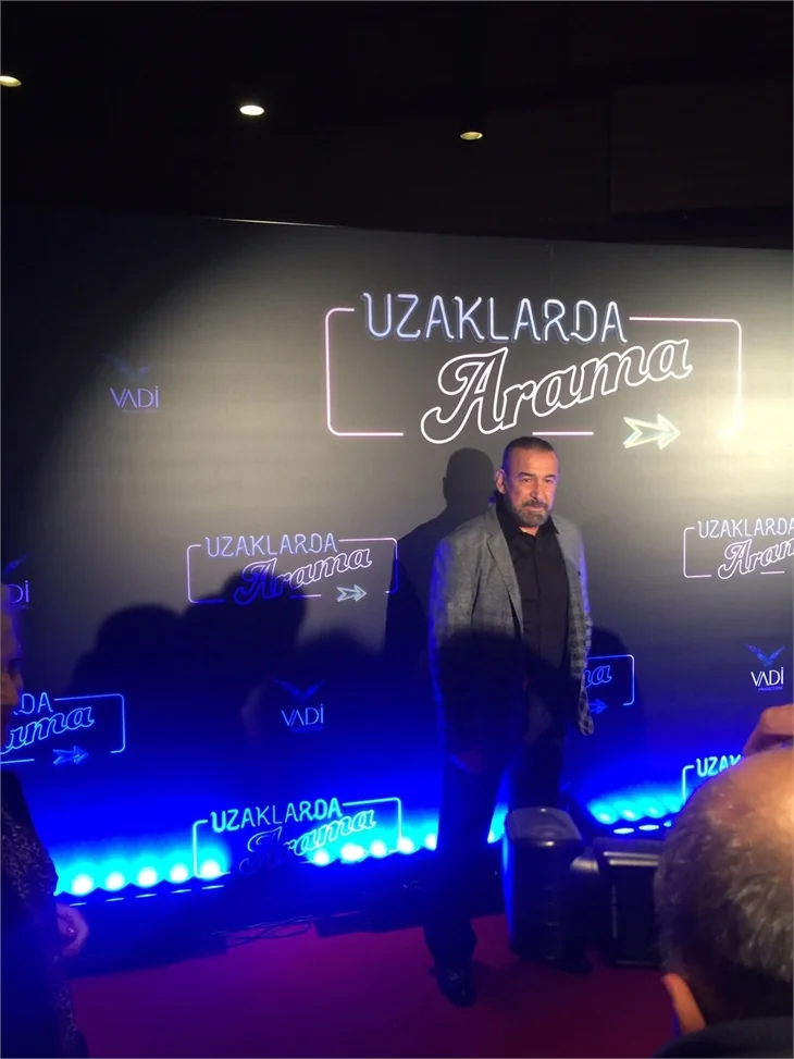 Türkan Şoray imzalı "Uzaklarda Arama" filminin galasında ünlüler geçidi
