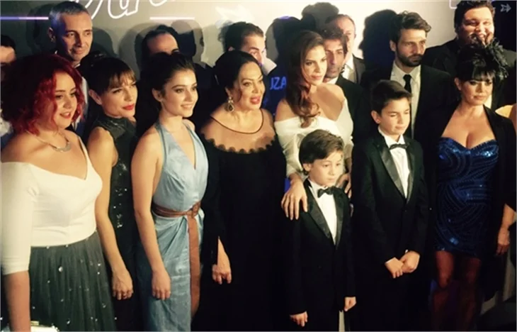 Türkan Şoray imzalı "Uzaklarda Arama" filminin galasında ünlüler geçidi