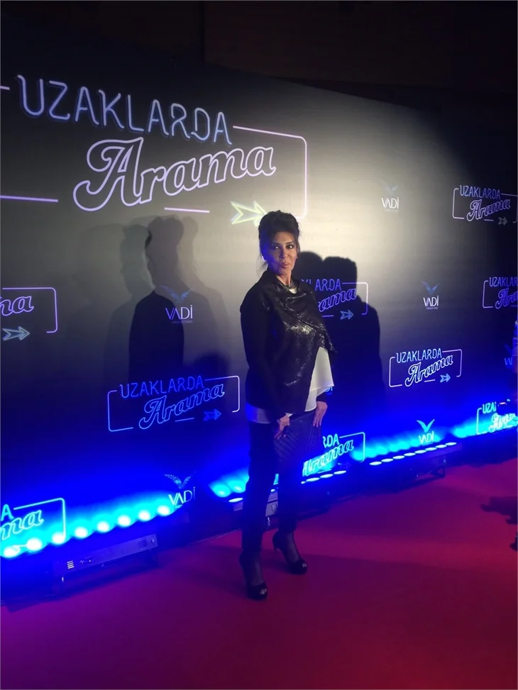 Türkan Şoray imzalı "Uzaklarda Arama" filminin galasında ünlüler geçidi