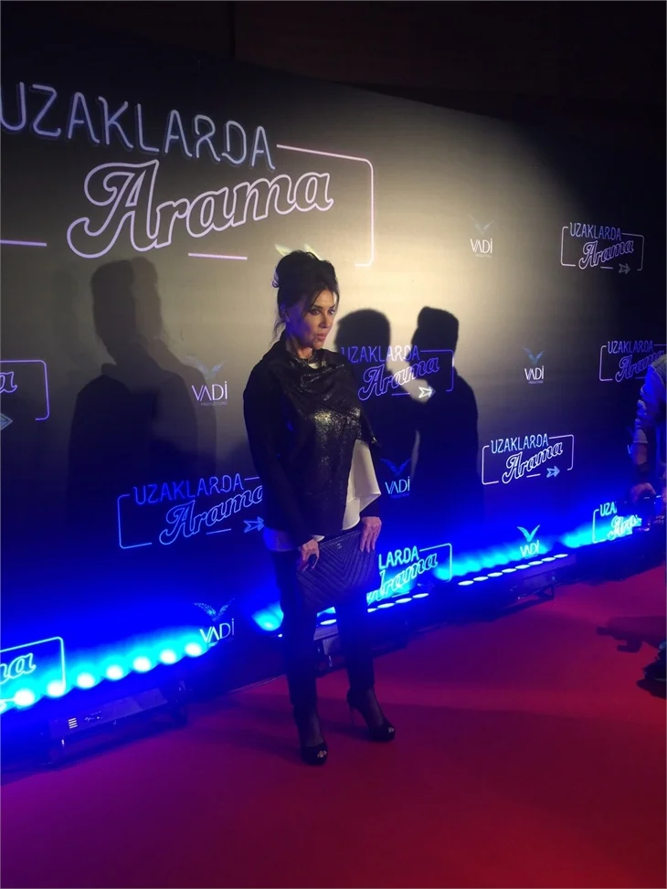 Türkan Şoray imzalı "Uzaklarda Arama" filminin galasında ünlüler geçidi