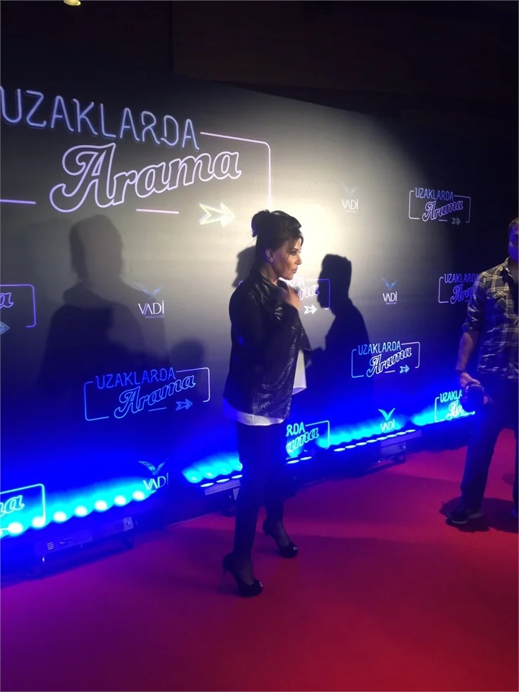 Türkan Şoray imzalı "Uzaklarda Arama" filminin galasında ünlüler geçidi