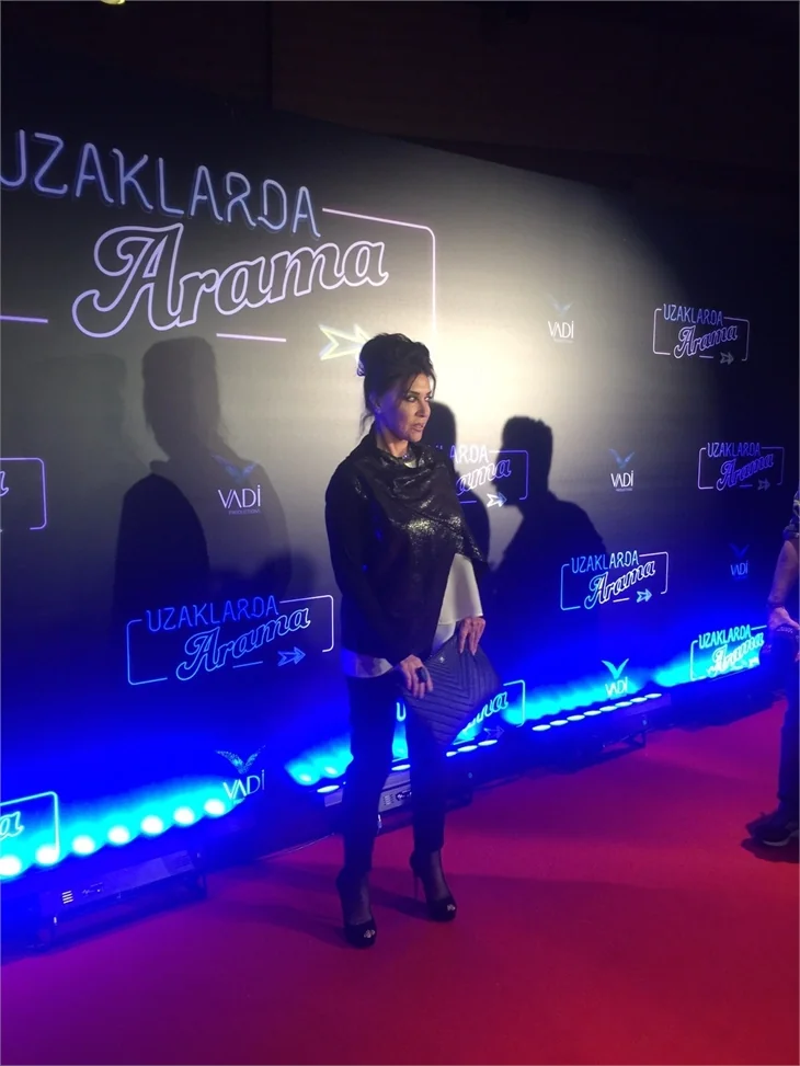 Türkan Şoray imzalı "Uzaklarda Arama" filminin galasında ünlüler geçidi
