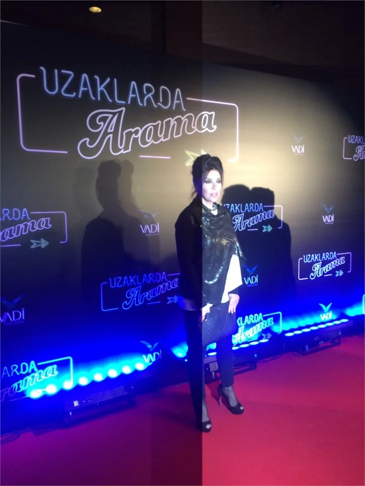 Türkan Şoray imzalı "Uzaklarda Arama" filminin galasında ünlüler geçidi