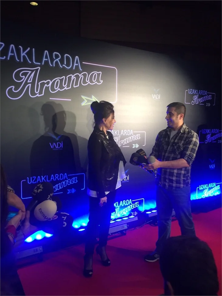 Türkan Şoray imzalı "Uzaklarda Arama" filminin galasında ünlüler geçidi