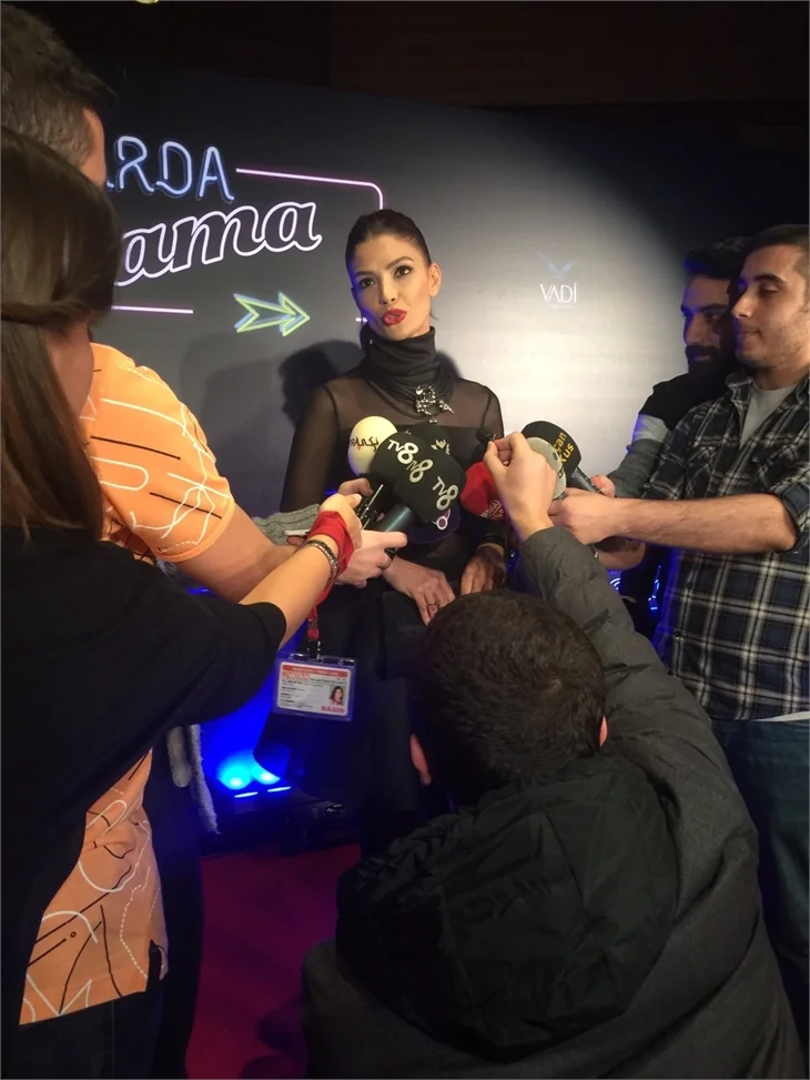 Türkan Şoray imzalı "Uzaklarda Arama" filminin galasında ünlüler geçidi
