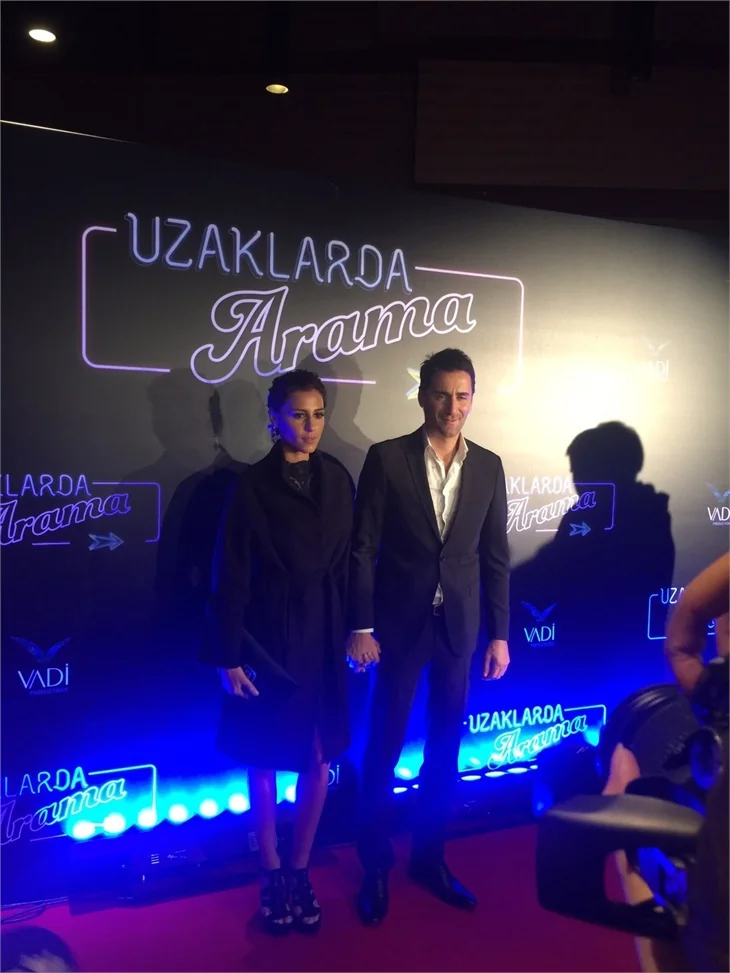 Türkan Şoray imzalı "Uzaklarda Arama" filminin galasında ünlüler geçidi