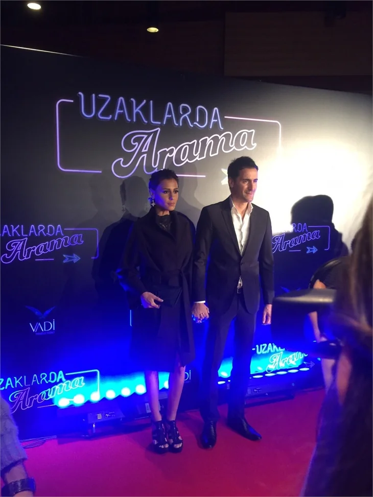 Türkan Şoray imzalı "Uzaklarda Arama" filminin galasında ünlüler geçidi