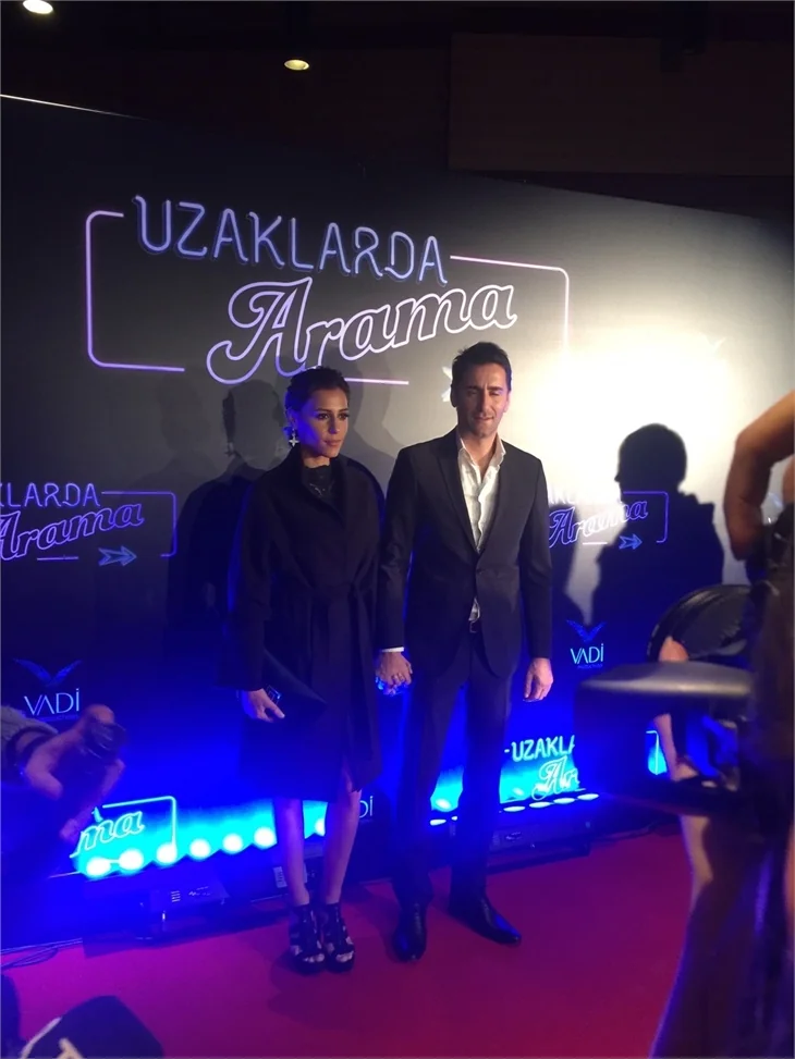 Türkan Şoray imzalı "Uzaklarda Arama" filminin galasında ünlüler geçidi