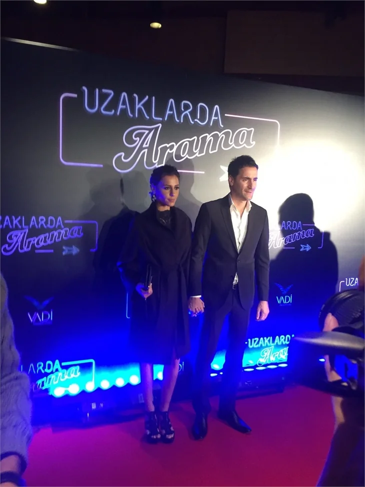 Türkan Şoray imzalı "Uzaklarda Arama" filminin galasında ünlüler geçidi