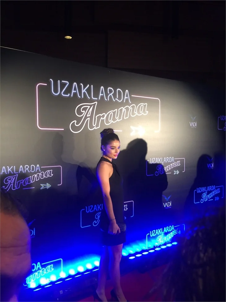 Türkan Şoray imzalı "Uzaklarda Arama" filminin galasında ünlüler geçidi
