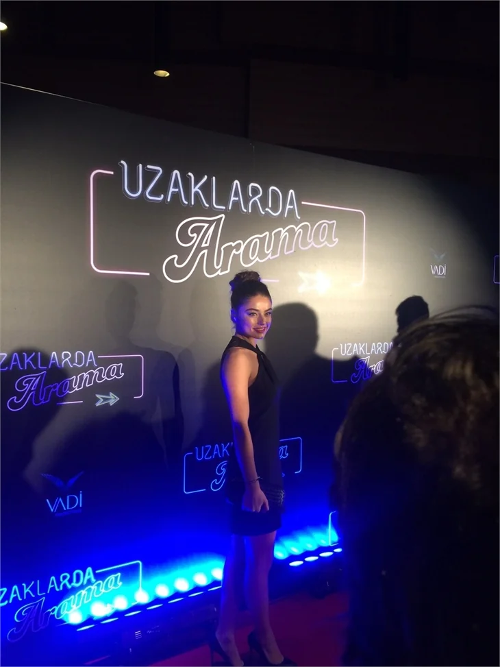 Türkan Şoray imzalı "Uzaklarda Arama" filminin galasında ünlüler geçidi