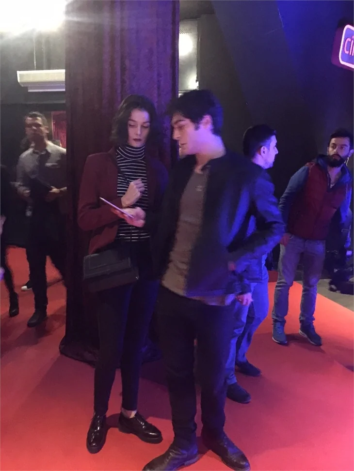 Türkan Şoray imzalı "Uzaklarda Arama" filminin galasında ünlüler geçidi