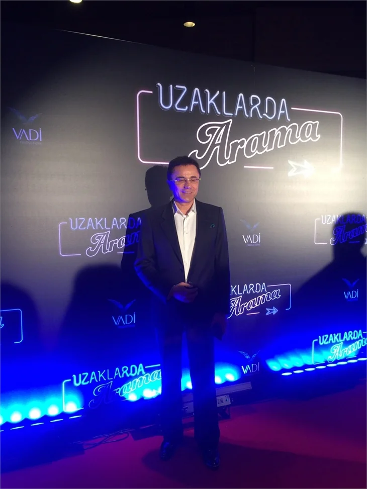 Türkan Şoray imzalı "Uzaklarda Arama" filminin galasında ünlüler geçidi