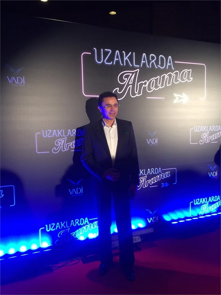 Türkan Şoray imzalı "Uzaklarda Arama" filminin galasında ünlüler geçidi