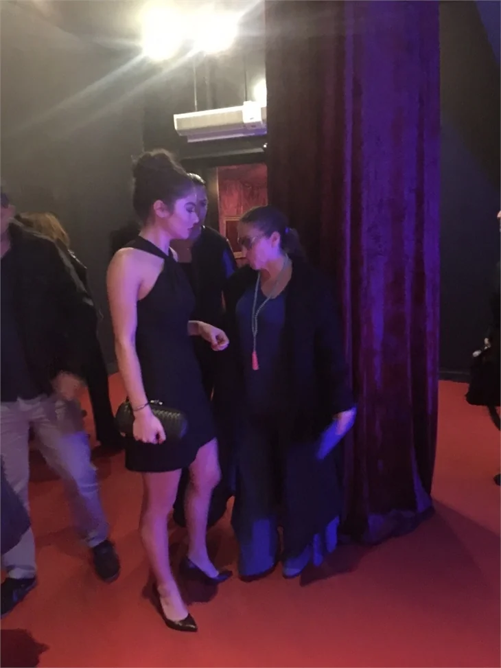Türkan Şoray imzalı "Uzaklarda Arama" filminin galasında ünlüler geçidi
