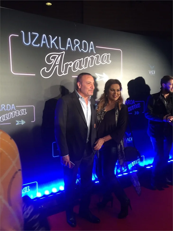 Türkan Şoray imzalı "Uzaklarda Arama" filminin galasında ünlüler geçidi