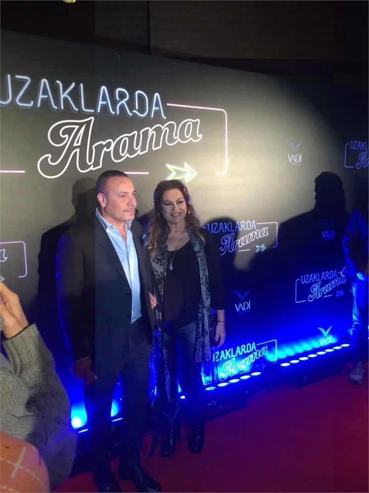 Türkan Şoray imzalı "Uzaklarda Arama" filminin galasında ünlüler geçidi