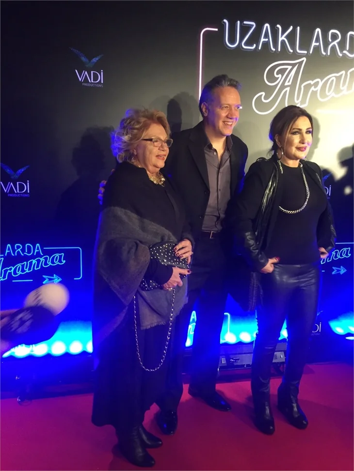Türkan Şoray imzalı "Uzaklarda Arama" filminin galasında ünlüler geçidi