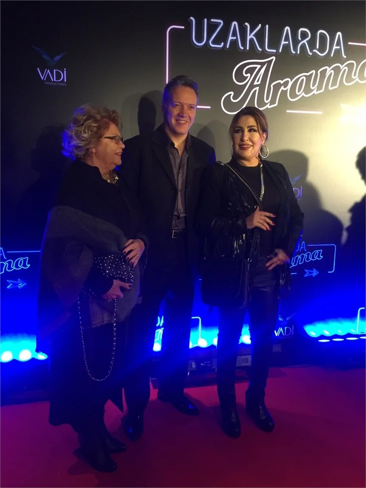 Türkan Şoray imzalı "Uzaklarda Arama" filminin galasında ünlüler geçidi