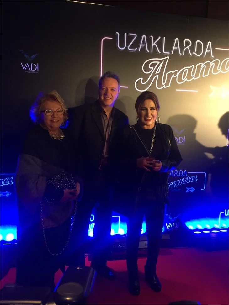 Türkan Şoray imzalı "Uzaklarda Arama" filminin galasında ünlüler geçidi