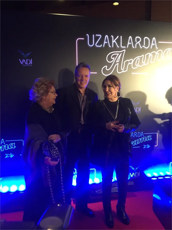 Türkan Şoray imzalı "Uzaklarda Arama" filminin galasında ünlüler geçidi