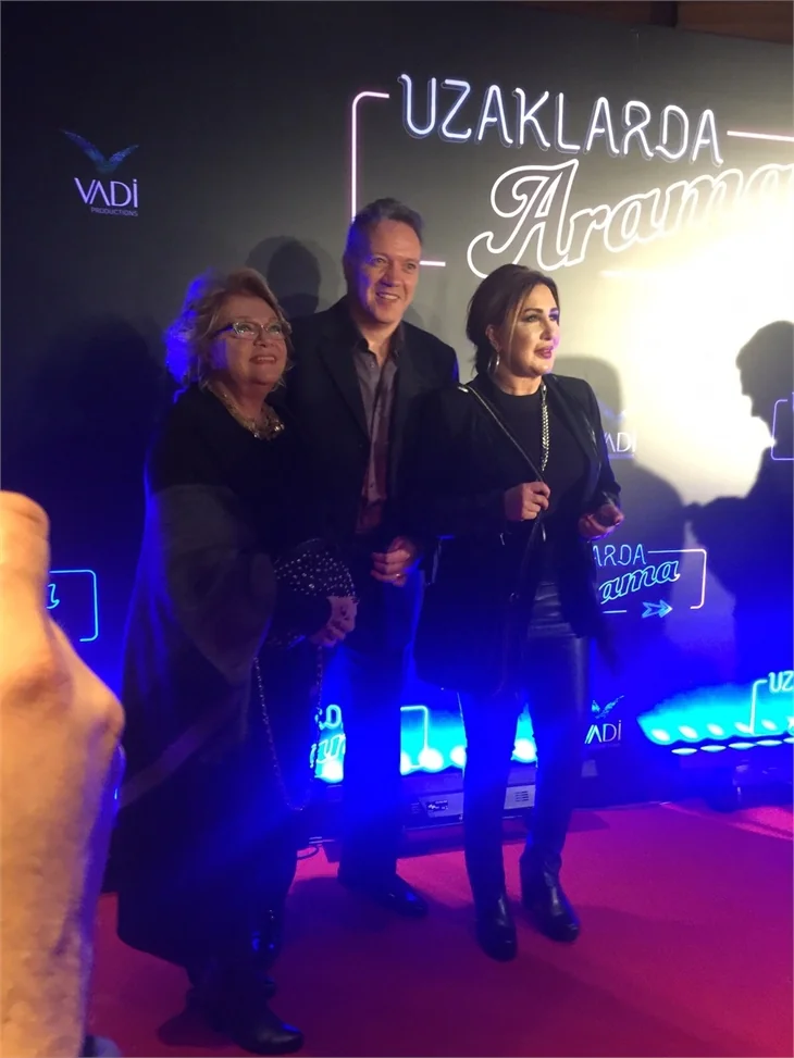 Türkan Şoray imzalı "Uzaklarda Arama" filminin galasında ünlüler geçidi