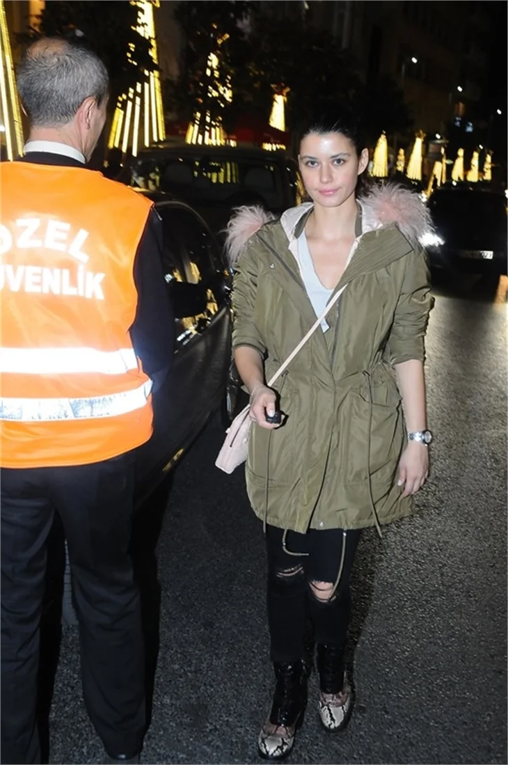 Beren Saat'in suskun gecesi!