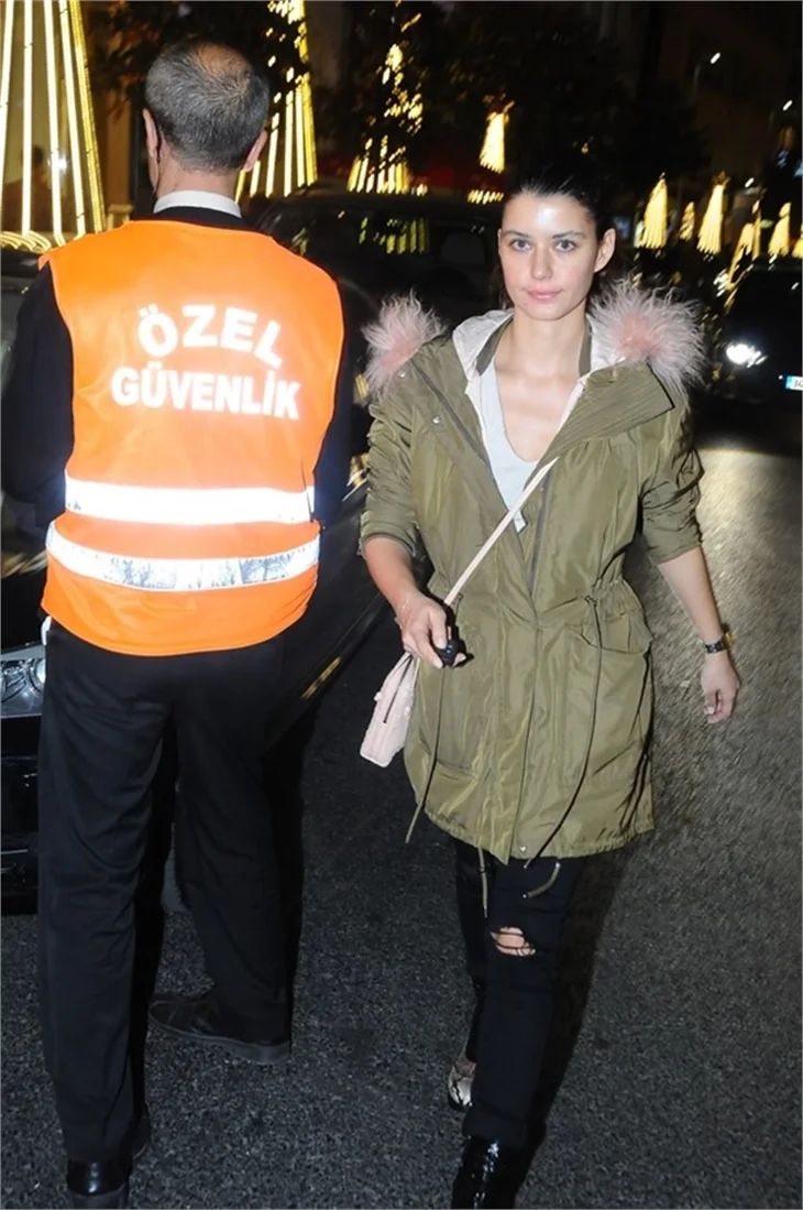 Beren Saat'in suskun gecesi!