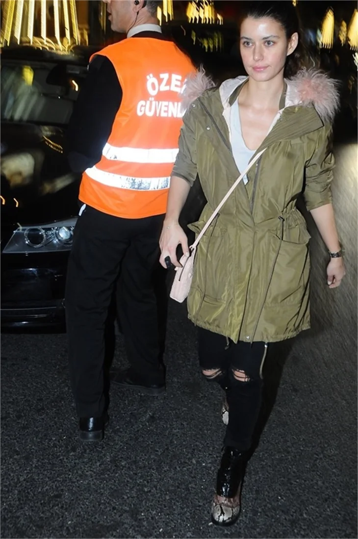 Beren Saat'in suskun gecesi!