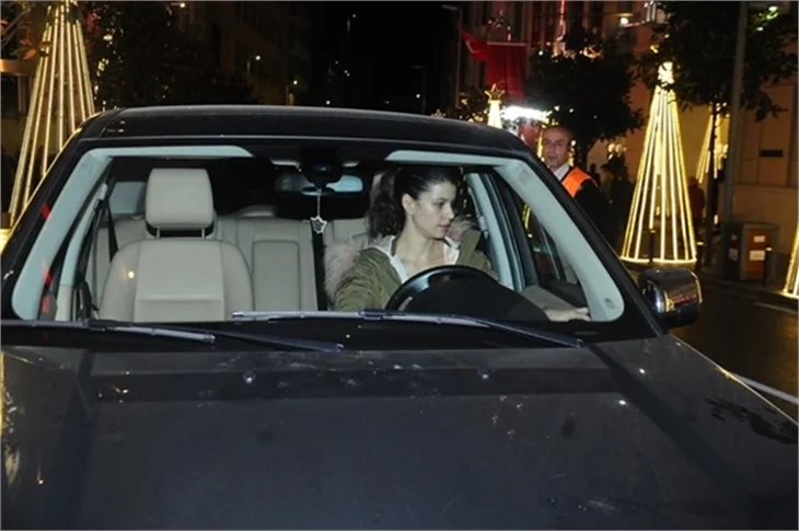 Beren Saat'in suskun gecesi!