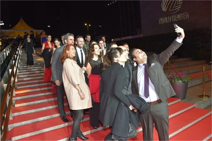 Ünlü isimlerin şıklık yarışı!