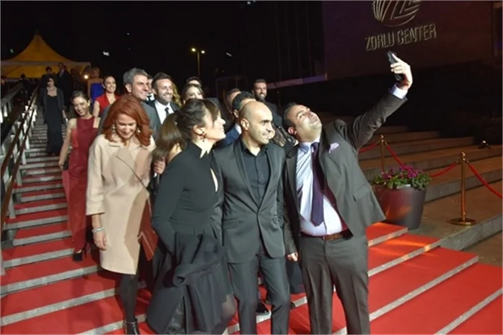 Ünlü isimlerin şıklık yarışı!